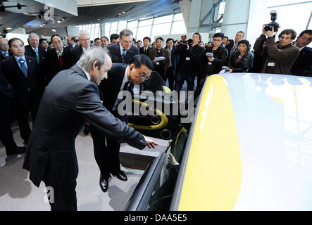 Der Leiters Für Für Neue Mobilitätskonzepte Bei BMW, Ulrich Kranz (M, Vorne-Hinten) weitergeleitet DM Stellvertretende Chinesischen Ministerpräsidenten Li Keqiang Unter Den Blicken des BMW-Vorstandsvorsitzenden Norbert Reithofer bin Samstag (08.01.2011) in München (Oberbayern) in der BMW-Welt Ein Auto. Nach der BMW-Welt Möchte Li Keqiang Noch Das Deutsche Museum Besichtigen Und Wird bin Aben Stockfoto