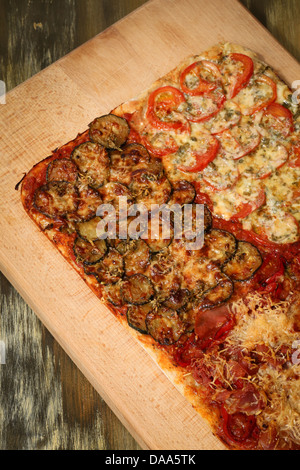 Quadratische hausgemachte Pizza vier Geschmacksrichtungen auf Holzbrett Stockfoto