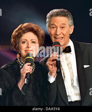 (Dpa-Datei) Ein Datei-Bild datiert 5. März 1998 von Caterina Valente und ihr Bruder Silvio Gesang in Berlin, Deutschland. Die Parisienne geborene Entertainer wird 80 am 14. Januar 2011. Foto: Nestor Bachmann Stockfoto