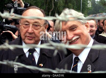 (Dpa-Datei) Ein Fil Bild datiert 29. September 1999 der frühere tschechische Außenminister Jiri Dienstbier (R) und ehemalige deutsche Außenminister Hans-Dietrich Genscher in der Nähe von Waidhaus. Dienstbier starb am 8. Januar 2011 im Alter von 73 Jahren. Foto: SAtefan Kiefer Stockfoto