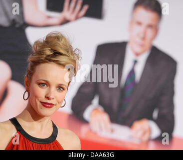Kanadische Schauspielerin Rachel McAdams kommt für die Premiere des Films "Morning Glory" in Berlin, Deutschland, 9. Januar 2011. Foto: Jens Kalaene Stockfoto