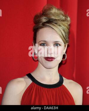 Kanadische Schauspielerin Rachel McAdams kommt für die Premiere des Films "Morning Glory" in Berlin, Deutschland, 9. Januar 2011. Foto: Jörg Carstensen Stockfoto