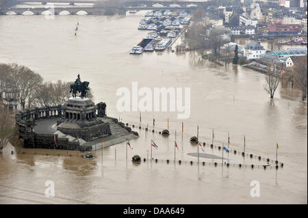 Blick über dem Deutschen Eck, wo Rhein und Mosel in Koblenz, Deutschland, 10. Januar 2011 zu vereinen. Tauwetter verursacht große Überschwemmungen in Deutschland. Foto: BORIS ROESSLER Stockfoto