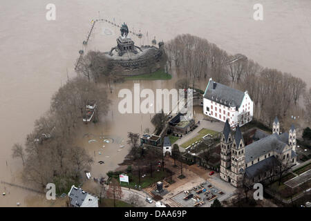 Blick über dem Deutschen Eck, wo Rhein und Mosel in Koblenz, Deutschland, 10. Januar 2011 zu vereinen. Tauwetter verursacht große Überschwemmungen in Deutschland. Foto: Thomas Frey Stockfoto