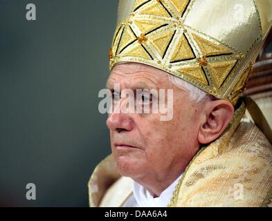 (Dpa-Datei) Ein Datei-Bild datiert 12. September 2006 von Papst Benedict XVI während einer Vesper in Regensburg, Deutschland. Papst Benedict XVI unterstrichen die Bedeutung der weltweiten Religionsfreiheit während einer Audienz für Diplomaten am 10. Januar 2011 in Rom und ausgesprochen harsche Kritik in Richtung Paklistan, wo Menschen mit dem Tod durch eine Blasphemie-Gesetz bedroht sind. Foto: Bernd Weissbrod Stockfoto