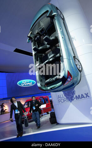 Eine Ford C-Max ist auf dem Display auf der North American International Auto Show (NAIAS) in Detroit, USA, 10. Januar 2011. Foto: Friso Gentsch Stockfoto