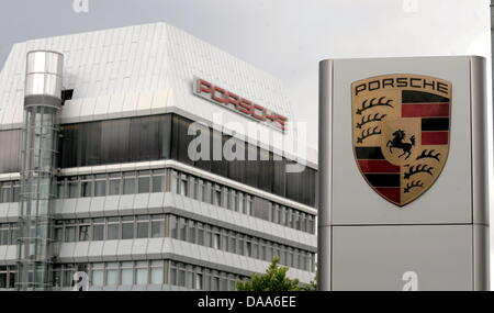 (Dpa-Datei) Ein Datei-Bild datiert 14. Juli 2009 des Hauptsitzes der Porsche in Stuttgart, Deutschland. Porsche steht wieder Anspruch auf Schadenersatz. FPS wirft Porsche und Maple Bank der Marktpreis Manipulation und Ansprüche 3,1 Millionen Euro Schadenersatz für einen Client. Foto: Bernd Weissbrod Stockfoto