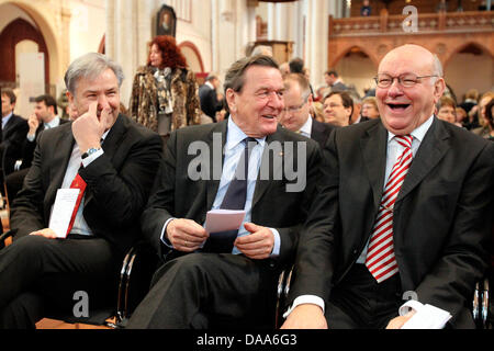 (L-R) Berliner Oberbürgermeister Klaus Wowereit, Ex-Kanzler Gerhard Schroeder und ehemaligen Berliner Oberbürgermeister Walter Momper besuchen eine Feier zum 20. Jahrestag der ersten Sitzung der Constituitive des ersten frei gewählten Berliner Stadtparlament nach der deutschen Wiedervereinigung in Berlin, Deutschland, 11. Januar 2011. Foto: WOLFGANG KUMM Stockfoto