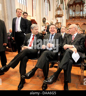 (L-R) Berliner Oberbürgermeister Klaus Wowereit, Ex-Kanzler Gerhard Schroeder und ehemaligen Berliner Oberbürgermeister Walter Momper besuchen eine Feier zum 20. Jahrestag der ersten Sitzung der Constituitive des ersten frei gewählten Berliner Stadtparlament nach der deutschen Wiedervereinigung in Berlin, Deutschland, 11. Januar 2011. Foto: WOLFGANG KUMM Stockfoto