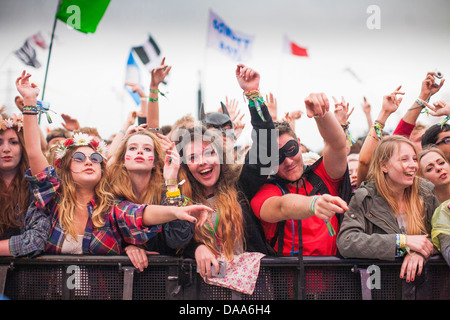 Fans jubeln wie Dizzee Rascal auf der Pyramide-Bühne auf dem Glastonbury-Festival-Freitag führt. 28. Juni 2013 Stockfoto