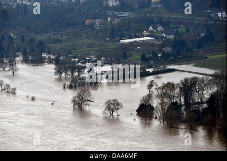 Blick über überflutet Rhein Insel Nonnenwerth in der Nähe von Königswinter, Deutschland, 11. Januar 2011. Tauwetter verursacht große Überschwemmungen in Deutschland. Foto: HENNING KAISER Stockfoto