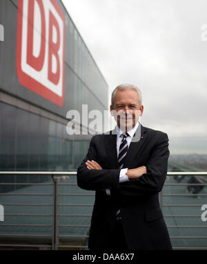 Ein Datei-Bild datiert 5. November 2010 zeigt eine der Leiter der Deutschen Bahn Eisenbahn Gesellschaft, Ruediger Grube auf dem Dach des Turmes Deutsche Bahn in Berlin, Deutschland, 5. November 2010. Grube fordert der Leiter der Deutschen Bahn nach zahlreichen technischen Fehlern im Jahr 2010 das "Jahr der Darstellung". Investitionen von mehreren Millionen Euro sollen nun um endlich die Kunden zu erreichen. P Stockfoto