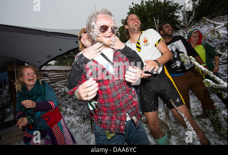 Festivalbesucher teilnehmen an eine Schneeballschlacht in der Greenpeace-Dorf am Freitag Glastonbury Festival. 28. Juni 2013 Stockfoto