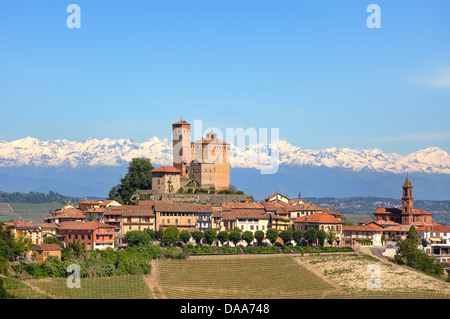 Kleine Stadt von Serralunga D'Alba mit mittelalterlichen Burg auf den Hügeln der Langhe im Piemont, Italien. Stockfoto