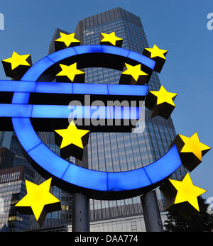 (Dpa Datei) - ein Datei-Bild datiert 5. August 2009 zeigt eine Skulptur von einem Euro-Zeichen vor der Europäischen Zentralbank in Frankfurt Main, Deutschland beleuchtet. Die EU-Kommission will den Rettungsschirm für den Euro bis zum Februar 2011 zu verlängern. Foto: Uwe Ansbach Stockfoto