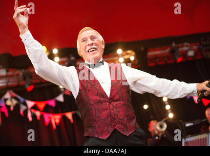 Sir Bruce Forsyth führt auf der Avalon-Bühne auf dem Glastonbury-Festival-Sonntag. 30. Juni 2013 Stockfoto