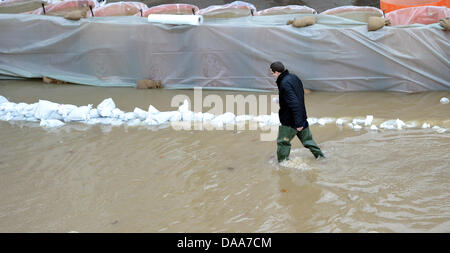 Ein einsamer Reporter watet durch die Fluten des Mains in Frankfurt Am Main, Deutschland, 13. Januar 2011. Tauwetter verursachte Überschwemmungen in mehreren Regionen Deutschlands. Foto: MARIUS BECKER Stockfoto