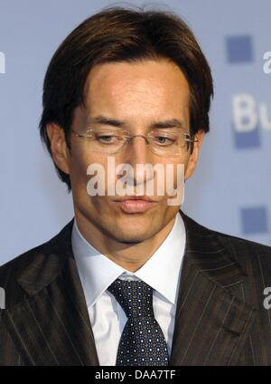 (Dpa Datei) - ein Datei-Bild datiert 15. Dezember 2005 zeigt österreichische Finanzminister Karl-Heinz Grasser bei einer Pressekonferenz in Berlin, Deutschland im Bild. Grasser ist ein Ziel für Steuer Investoren geworden. Während die Staatsanwaltschaft bestätigte der Abteilungen am 13. Januar 2011, dass ein Strafverfahren über steuerliche Angelegenheiten initiiert wurde, sieht sich einer Zertifizierungsstelle ausgesetzt sein Grasser Stockfoto