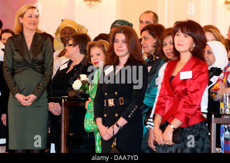 Bettina Wulff (L), Ehefrau des deutschen Bundespräsidenten Christian Wulff, erhält der Ehepartner der Botschafter nach Deutschland Schloss Bellevue in Berlin, Deutschland, 14. Januar 2011. Foto: WOLFGANG KUMM Stockfoto