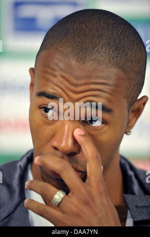 Bremens dauerverletzte Innenverteidiger Naldo liefert eine Pressekonferenz in Bremen, Deutschland, 14. Januar 2011. Brasilianische Verteidiger Naldo ist zurück zu seinem Haus in Ordnung oder hat seine Knieverletzung von Ärzten in Brasilien, u.a. den Arzt der brasilianischen Nationalmannschaft betreut. Foto: CARMNE JASPERSEN Stockfoto