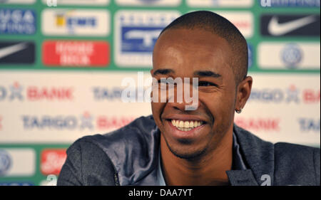 Bremens dauerverletzte Innenverteidiger Naldo liefert eine Pressekonferenz in Bremen, Deutschland, 14. Januar 2011. Brasilianische Verteidiger Naldo ist zurück zu seinem Haus in Ordnung oder hat seine Knieverletzung von Ärzten in Brasilien, u.a. den Arzt der brasilianischen Nationalmannschaft betreut. Foto: CARMNE JASPERSEN Stockfoto