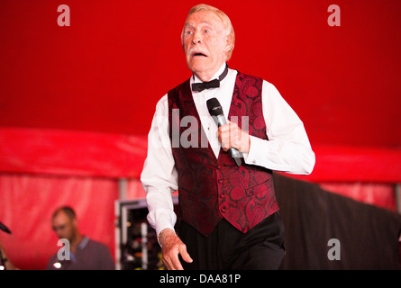 Sir Bruce Forsyth führt auf der Avalon-Bühne auf dem Glastonbury-Festival-Sonntag. 30. Juni 2013 Stockfoto