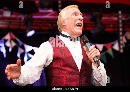 Sir Bruce Forsyth führt auf der Avalon-Bühne auf dem Glastonbury-Festival-Sonntag. 30. Juni 2013 Stockfoto