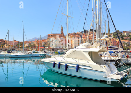 Yachten und Boote auf Marina und bunte Häuser Menton auf dem Hintergrund auf Côte d ' Azur (Côte d ' Azur). Stockfoto