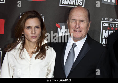 Schauspieler Robert Duvall und seine Frau Luciana Duvall kommen bei der 16. jährlichen Kritiker Choice Movie Awards am 14. Januar 2011 von der Broadcast Film Critics Association in The Hollywood Palladium in Los Angeles, USA, vorgestellt. Foto: Hubert Boesl Stockfoto