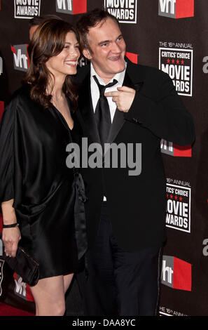 Regisseur Quentin Tarantino und seine Freundin Daniela Pick kommen an der 16. jährlichen Kritiker Choice Movie Awards am 14. Januar 2011 von der Broadcast Film Critics Association in The Hollywood Palladium in Los Angeles, USA, vorgestellt. Foto: Hubert Boesl Stockfoto