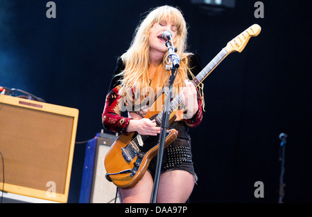 DEAP Vally, Gitarrist Lindsey Troy und Schlagzeuger Julie Edwards, führen auf der John Peel-Etappe am Sonntag von Glastonbury Festiv Stockfoto