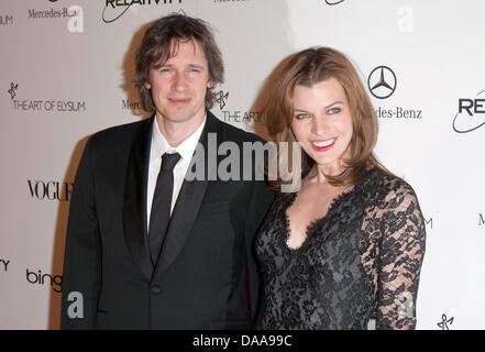 Schauspielerin Milla Jovovich und Regisseur Paul W.S. Anderson erreichen die Kunst des Elysium "Heaven" Gala im California Science Center in Los Angeles, USA, am 15. Januar 2011. Foto: Hubert Boesl Stockfoto