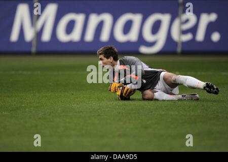 Hannovers Torwart Ron-Robert Zieler hält einen Ball beim deutschen Bundesligisten Spiel Eintrach Frankfurt vs. Hannover 96 in der Commerzbank Arena in Frankfurt Main, Deutschland, 16. Januar 2011. Frankfurt gewann das Spiel 3: 0. Foto: Fredrik Von Erichsen (Achtung: EMBARGO Bedingungen! Die DFL ermöglichen die weitere Nutzung der Bilder im IPTV, mobile Dienste und andere neue Technologien auf Stockfoto