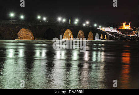 Sterben Sie Steinerne Brücke Steht der Nacht Zum Samstag (15.01.2011) in Regensburg (Oberpfalz) Im Hochwasser der Donau. Regensburg Hat Sich in der Nacht Zum Samstag Auf Ein dramatischen Hochwasser Vorbereitet. Im Zentrum der Welterbestadt Erreichte Die Donau Kurz Vor Mitternacht Einen Pegelstand von 5,86 Meter. Der Krisenstab Bestätigte Noch Einmal, Dass bin Samstag Eine Dann Mindestens 6, Stockfoto