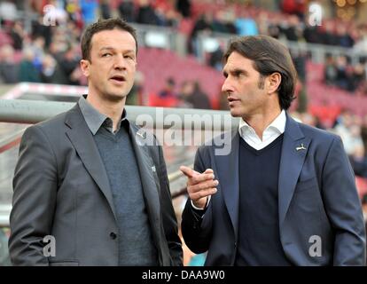 Stuttgarts Kopf Bruno Labbadia (R) Trainer und sportlicher Direktor Fredi Bobic (L) vor der deutschen Bundesliga sprechen Spiel VfB Stuttgart V FSV Mainz 05 im Mercedes-Benz-Arena-Stadion in Stuttgart, Deutschland, 15. Januar 2011. Stuttgart gewann das Spiel mit 1: 0. Foto: Bernd Weissbrod Stockfoto