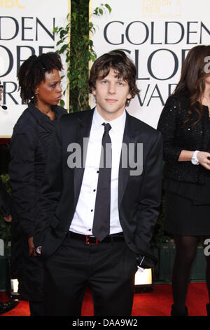 US-Schauspieler Jesse Eisenberg kommt bei der 68. Golden Globe Awards, präsentiert von der Hollywood Foreign Press Association im Hotel Beverly Hilton in Beverly Hills, Los Angeles, USA, 16. Januar 2011. Foto: Louis Garcia Stockfoto