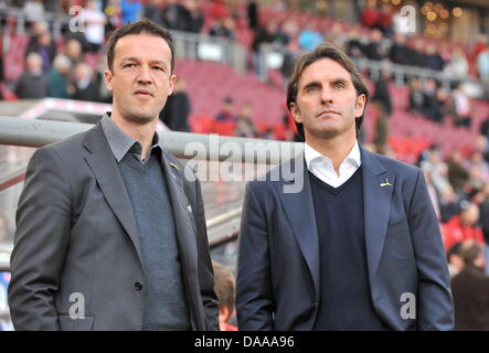 Stuttgarts Sportdirektor Fredi Bobic (L) und Cheftrainer Bruno Labbadia (R) vor der deutschen Bundesliga Spiel VfB Stuttgart V FSV Mainz 05 im Mercedes-Benz-Arena-Stadion in Stuttgart, Deutschland, 15. Januar 2011. Stuttgart gewann das Spiel mit 1: 0. Foto: Bernd Weissbrod Stockfoto