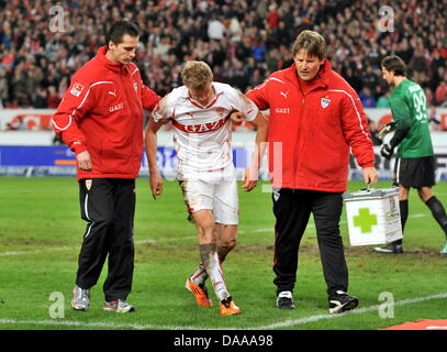 Der Stuttgarter Pavel Pogrebnyak ist verletzt, während Deutsche Bundesliga VfB Stuttgart V FSV Mainz 05 im Mercedes-Benz-Arena-Stadion in Stuttgart, Deutschland, 15. Januar 2011 entsprechen. Stuttgart gewann das Spiel mit 1: 0. Foto: Bernd Weissbrod Stockfoto