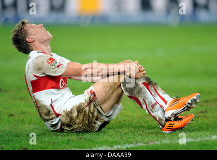 Der Stuttgarter Pavel Pogrebnyak hält seinem verletzten Knie während der deutschen Bundesliga Spiel VfB Stuttgart V FSV Mainz 05 im Mercedes-Benz-Arena-Stadion in Stuttgart, Deutschland, 15. Januar 2011. Stuttgart gewann das Spiel mit 1: 0. Foto: Bernd Weissbrod Stockfoto