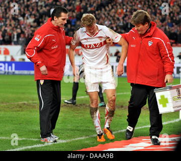 Der Stuttgarter Pavel Pogrebnyak ist verletzt, während Deutsche Bundesliga VfB Stuttgart V FSV Mainz 05 im Mercedes-Benz-Arena-Stadion in Stuttgart, Deutschland, 15. Januar 2011 entsprechen. Stuttgart gewann das Spiel mit 1: 0. Foto: Bernd Weissbrod Stockfoto