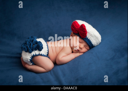 Neugeborenes Baby in Sailor Girl Kostüm Stockfoto