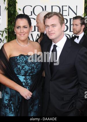 US-Regisseur Christopher Nolan und seine Frau, kommt Produzent Emma Thomas bei der 68. Golden Globe Awards, präsentiert von der Hollywood Foreign Press Association im Hotel Beverly Hilton in Beverly Hills, Los Angeles, USA, 16. Januar 2011. Foto: Louis Garcia Stockfoto