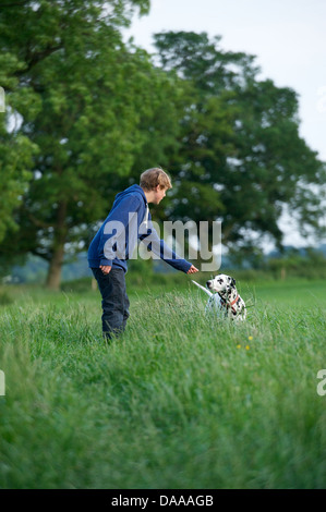 Ein kleiner Junge mit seinem Hund Dalmatiner. Stockfoto