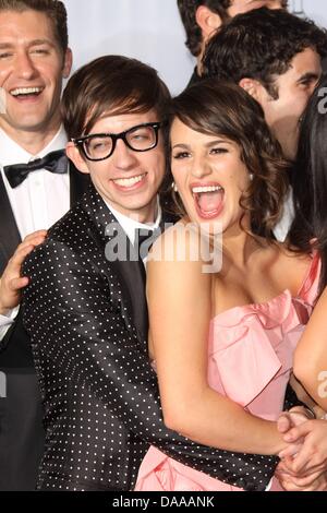 US-Schauspieler Kevin McHale und Lea Michele, Darstellern der "Glee", stellen mit dem Award für die beste Fernsehserie (Komödie oder Musical) für "Glee" im Presseraum während der 68. Golden Globe Awards im Beverly Hilton Hotel in Los Angeles, Kalifornien, USA, 16. Januar 2011. Foto: Louis Garcia Stockfoto