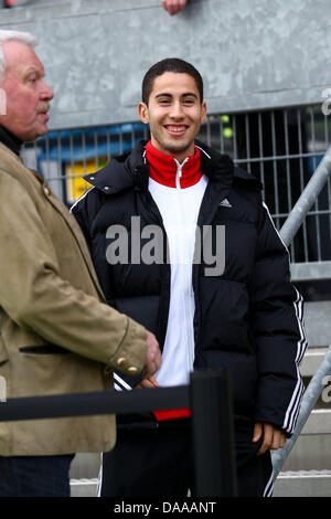 Nürnberger Nassim Ben Khalifa (r) steht in der Tonhöhe während eines Spiels der deutschen Bundesliga 1. FC Nürnberg gegen Borussia Moenchengladbach in Nürnberg, 15. Januar 2011. Foto: Revierfoto Stockfoto