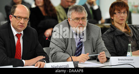 Die Mitglieder des Vorstands, die das Flugzeug Lärmproblem an der künftigen Flughafen Berlin Brandenburg International BBI, erläutert (l-R) Hans Niebergall, Leiter der deutschen Flugsicherheit in Berlin, Rainer Bretschneider, Staatssekretär im Ministerium für Infrastruktur und Landwirtschaft in Brandenburg und Kathrin Schneider, Vorsitzende der Flugzeuge Lärm Kommission zusammensitzen Duri Stockfoto