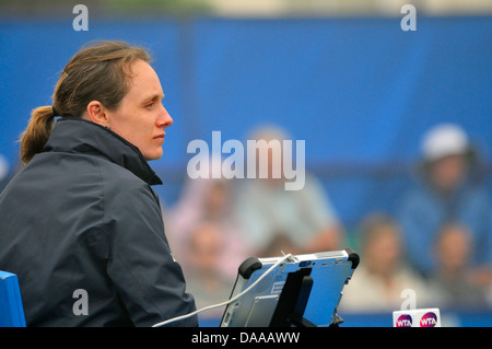 Eva Asderaki umpiring bei den Aegon Tennis Championship, Eastbourne, Großbritannien, 20. Juni 2013. Stockfoto