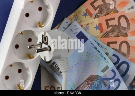 Ein Datei-Bild aufgenommen am 4. Oktober 2006 zeigt ein Stecker und Steckdose neben Euro-Banknoten in Schwerin, Deutschland. Das deutsche Bundeskartellamt haben keinen Beweis, dass die vier größten Energieunternehmen Deutschlands sind die Preise für Energie zu manipulieren. Sie erklärten, dass die derzeitige Situation auf dem Energiemarkt ist nicht befriedigend, aber kein Beweis für eine absichtliche Vorratsspeicherung von pr Stockfoto