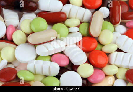 Ein Datei-Bild datiert 11. von März 2010. Pillen in Straubing, Deutschland fotografiert. Patienten müssen noch über unerwünschte Nebenwirkungen nach Pharmceutical Medikament Sicherheit Reform betroffen. Foto: Armin Weigel Stockfoto