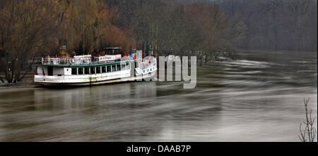 Flut Wasser des Flusses Saale in Halle Saale, Deutschland, 18. Januar 2011. Rettungskräfte in Deutschland vorbereiten für eine zweite Flutwelle. Foto: JAN WOITAS Stockfoto